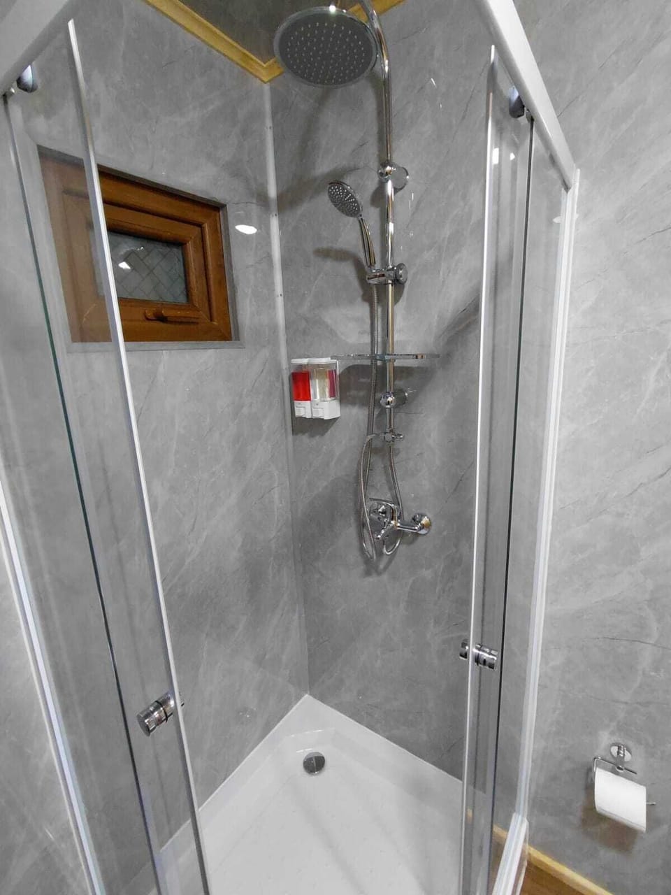 Classic Twin Room, Courtyard View | Bathroom