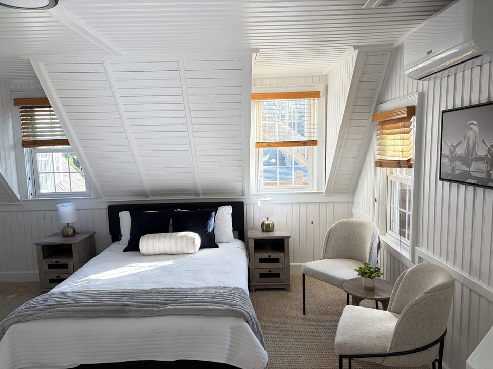 Standard Suite | Egyptian cotton sheets, premium bedding, iron/ironing board, free WiFi