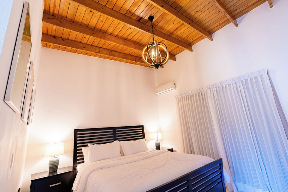 Traditional Room | Iron/ironing board, free WiFi