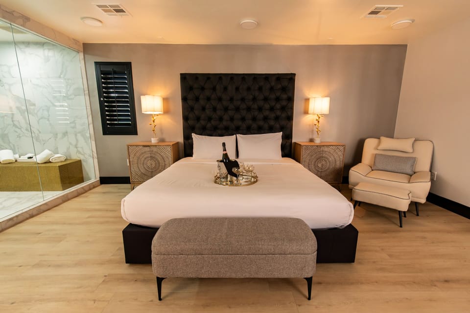 Luxury Penthouse | In-room safe, iron/ironing board, bed sheets