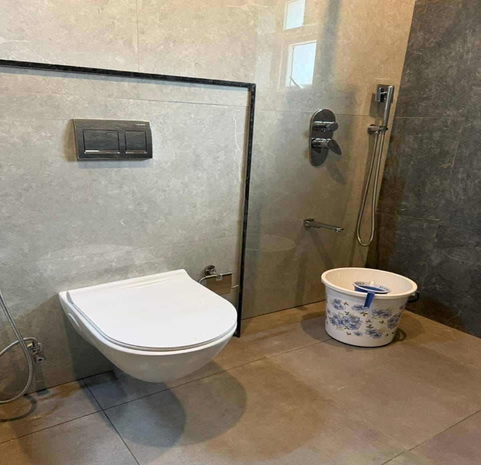 Shower, rainfall showerhead, free toiletries, towels
