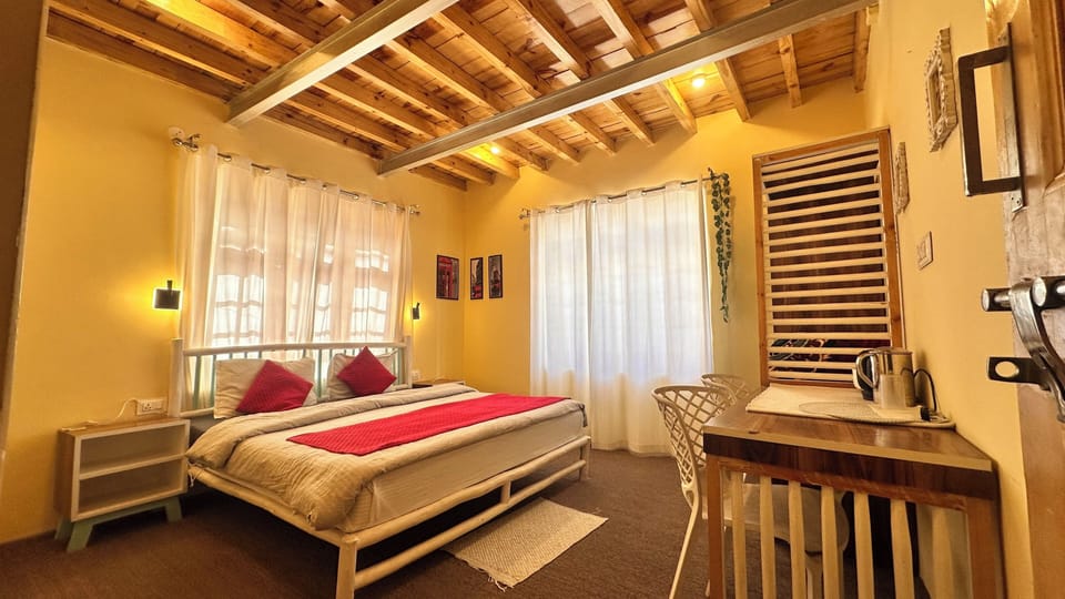 Deluxe Room, 1 Double Bed, Mountain View | WiFi (free)