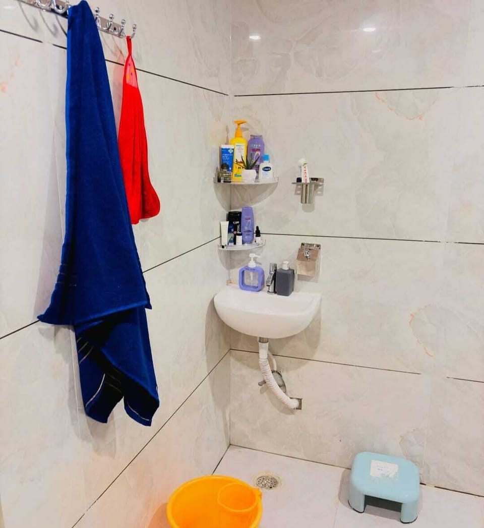 Superior Apartment, 3 Bedrooms | Bathroom | Shower, towels, soap, shampoo