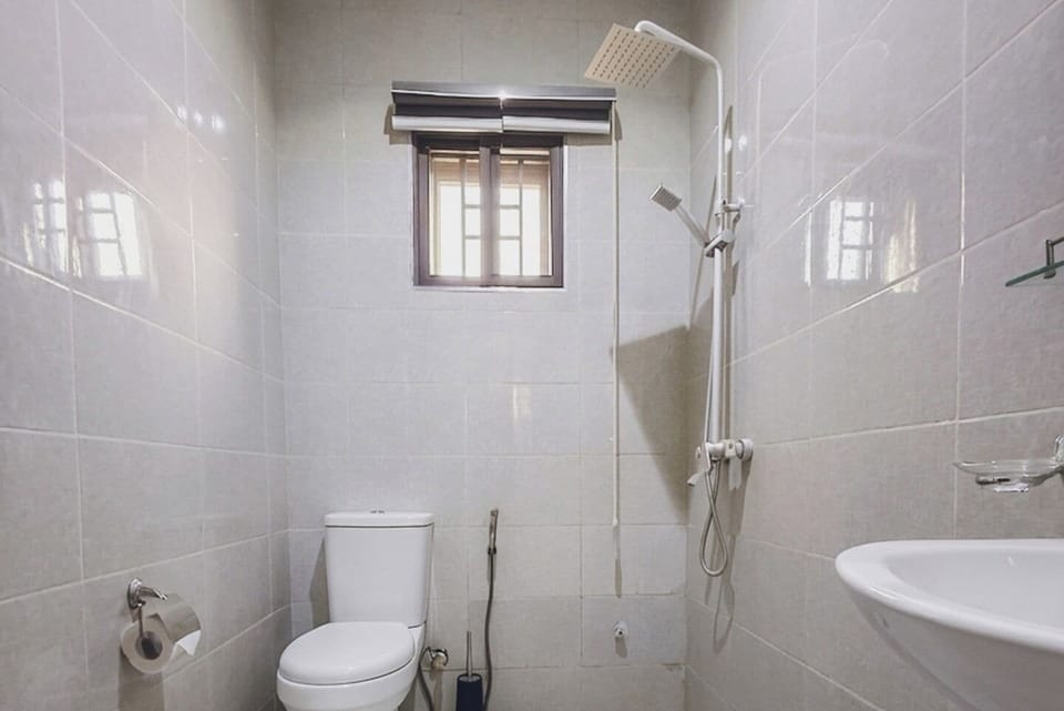 Economy Room, Balcony, City View | Bathroom | Hair dryer, towels, soap, shampoo