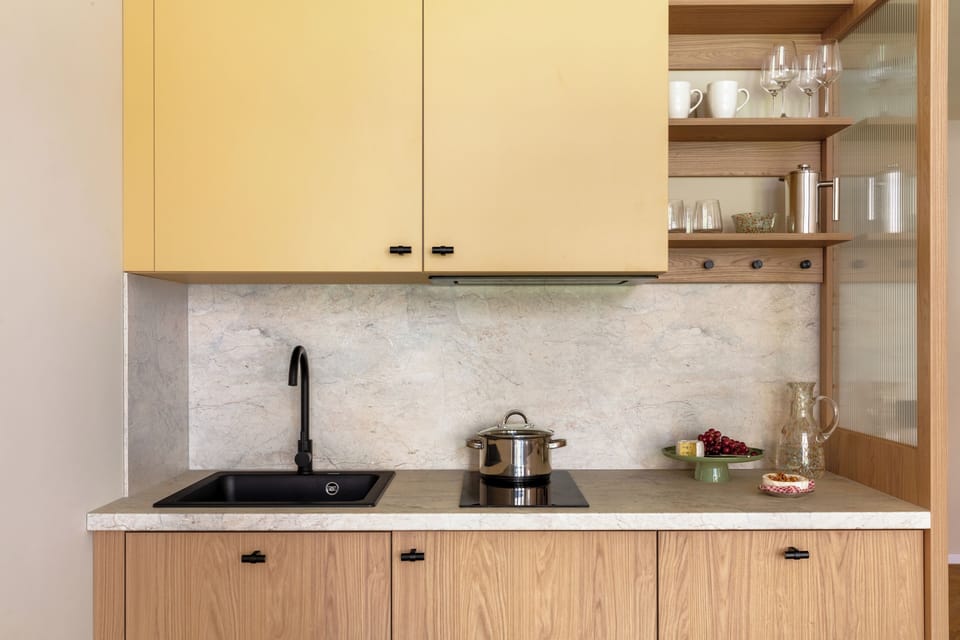 Superior Studio | Private kitchen | Coffee/tea maker, full-size fridge, stovetop, cookware/dishes/utensils