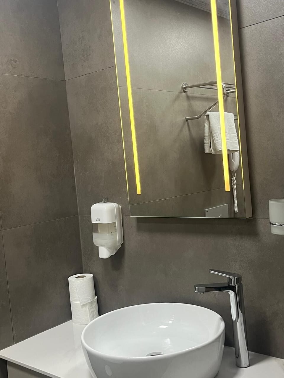 Superior Suite, City View | Bathroom | Free toiletries, hair dryer, slippers, towels