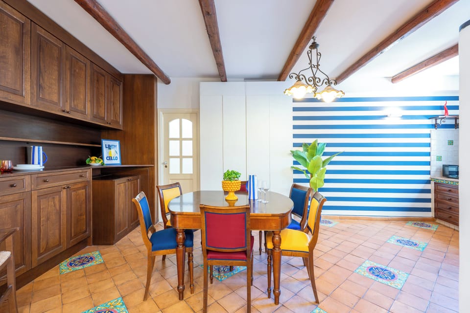 Deluxe Apartment, 2 Bedrooms | Dining room