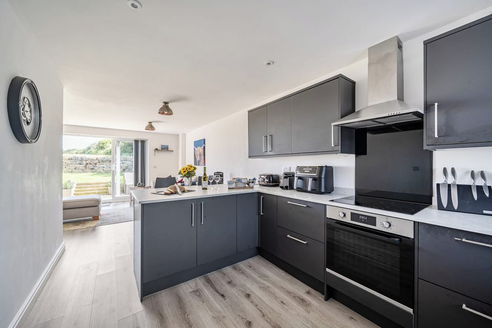 Cottage | Private kitchen | Dishwasher, cookware/dishes/utensils