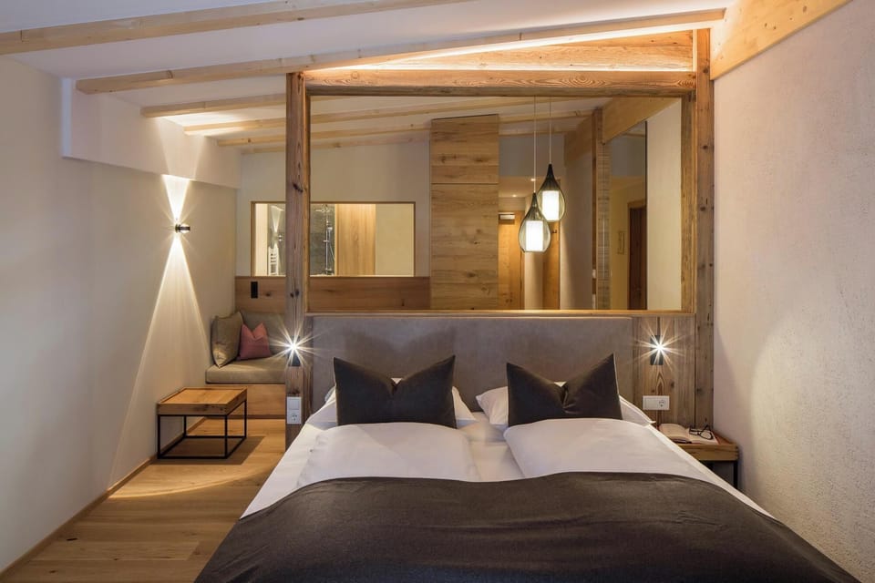 Comfort Double Room, Balcony | Minibar, in-room safe, desk, laptop workspace
