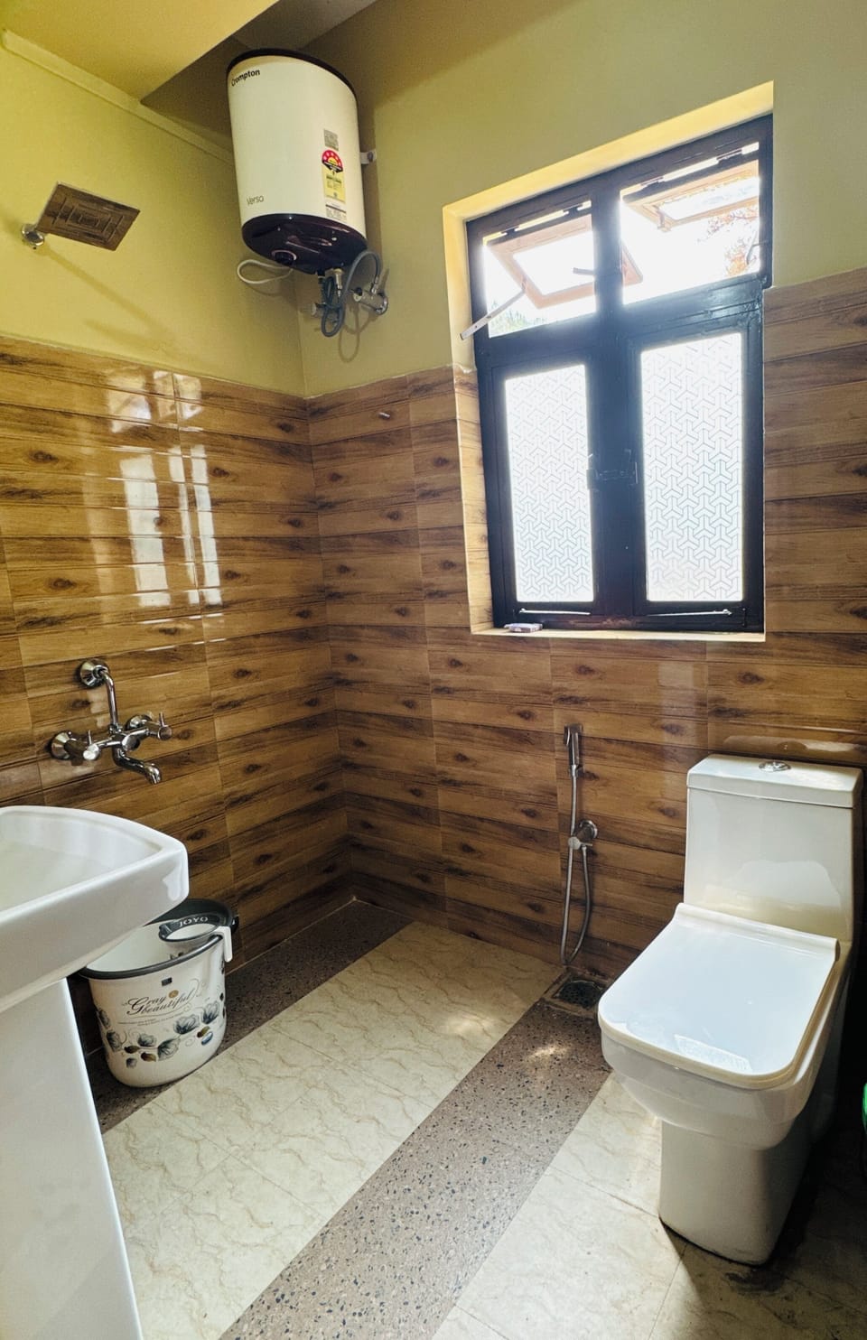 Double Room, Mountain View, Mountainside | Bathroom | Shower, free toiletries, bidet, towels