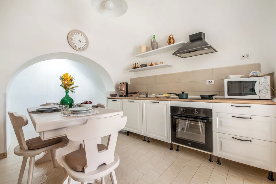 Family Apartment, 3 Bedrooms, 2 Bathrooms (Trulli Trullò in Locorotondo) | Private kitchen