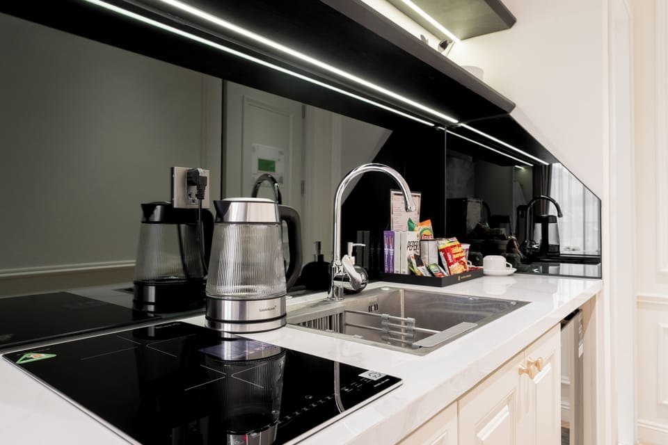 Standard Room, Balcony | Private kitchen | Mini-fridge, microwave, stovetop, cookware/dishes/utensils