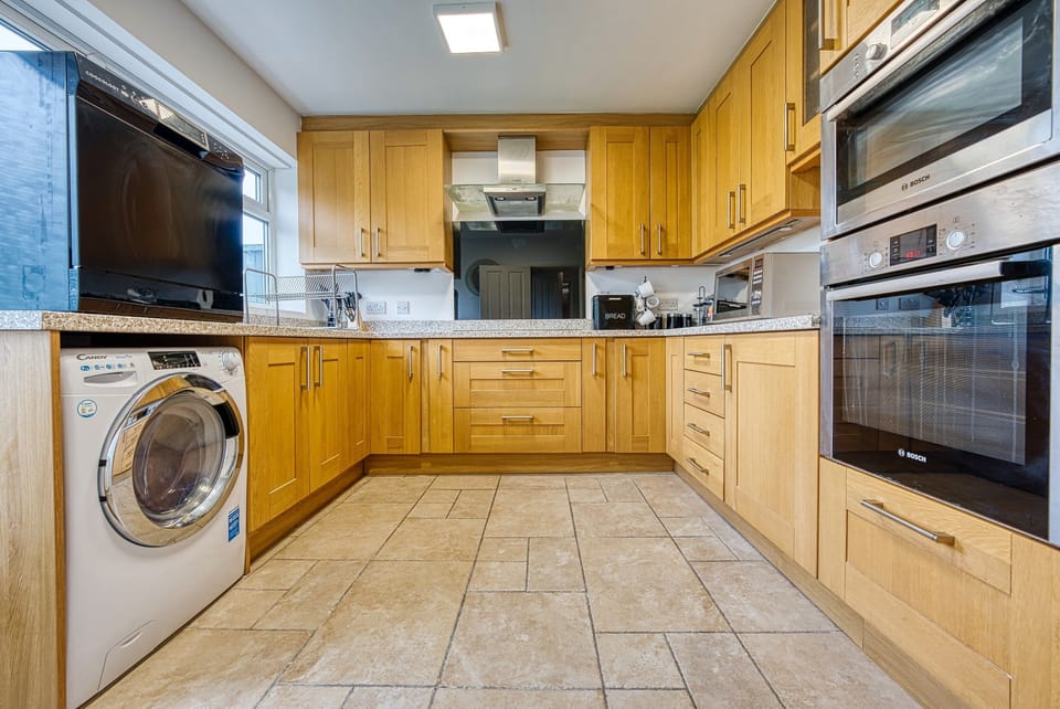 Standard House | Private kitchen | Microwave, toaster, cookware/dishes/utensils, cleaning supplies