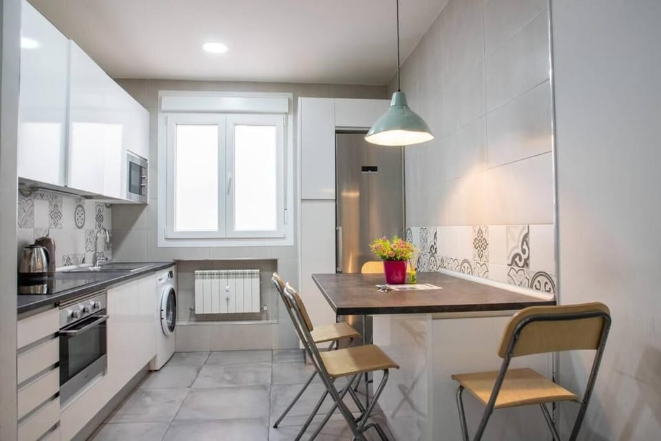 Deluxe Apartment | Private kitchen | Electric kettle, dining tables