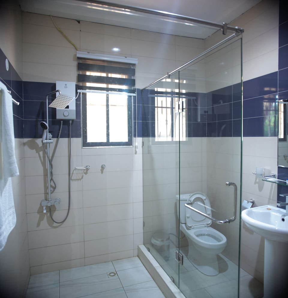 Comfort Double Room, Resort View | Bathroom | Towels, soap, shampoo, toilet paper