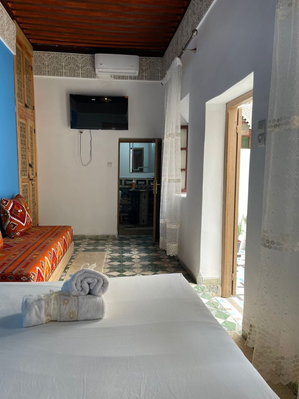 Iron/ironing board, WiFi (free), bed sheets