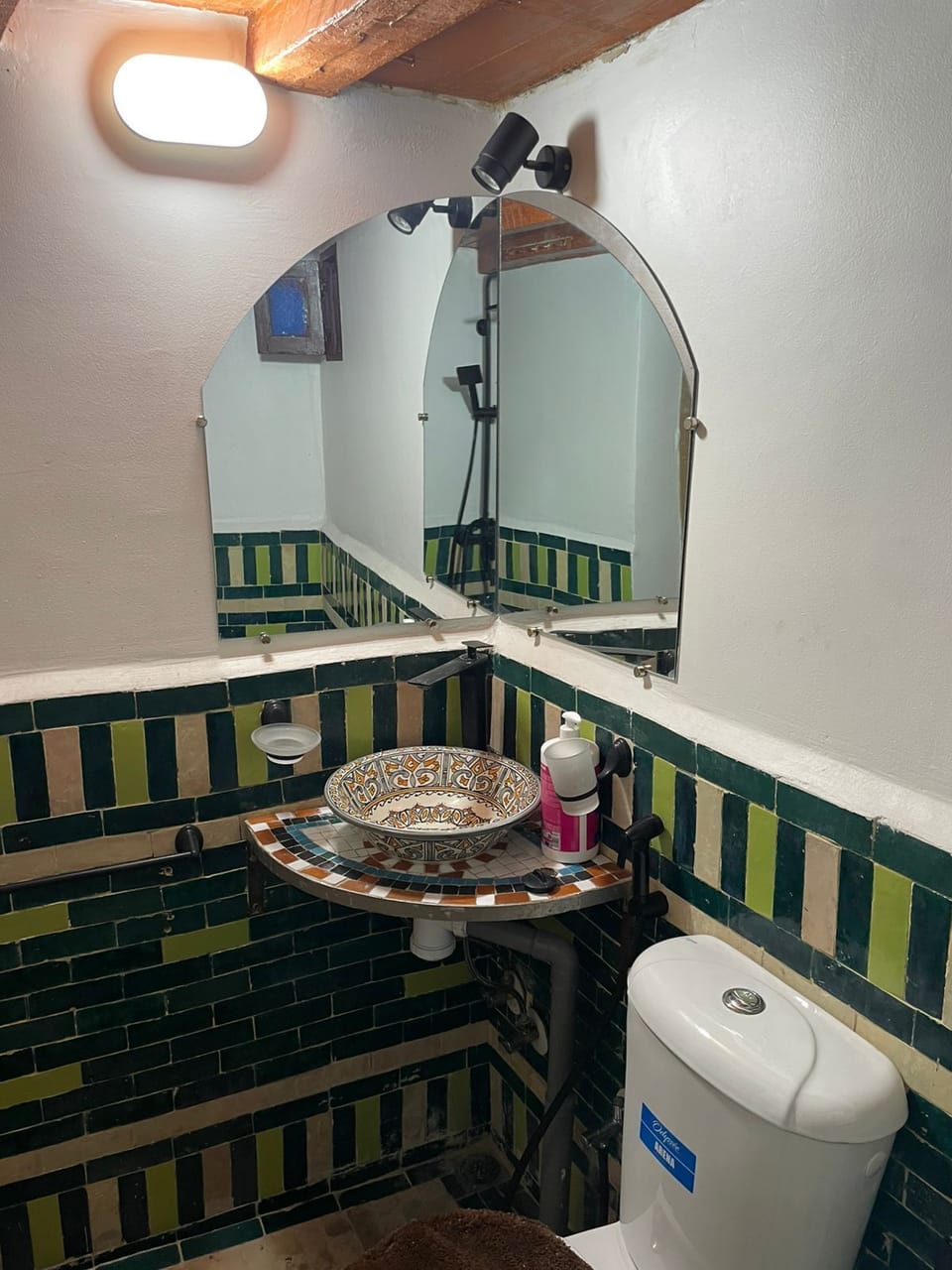 Deluxe Quadruple Room | Bathroom | Free toiletries, hair dryer, towels, soap