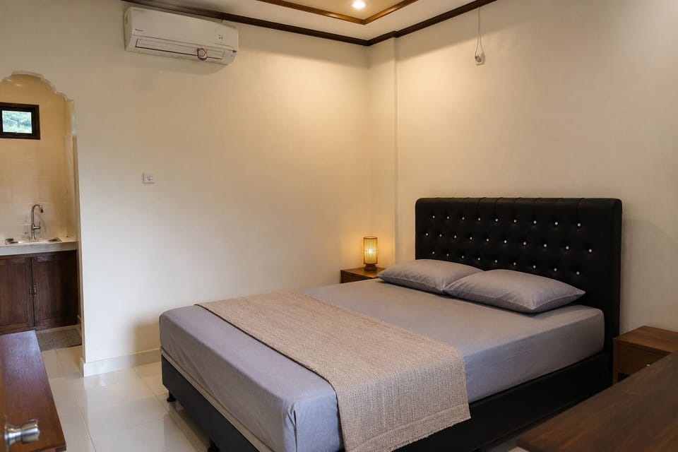 Basic Double Room | Desk, laptop workspace