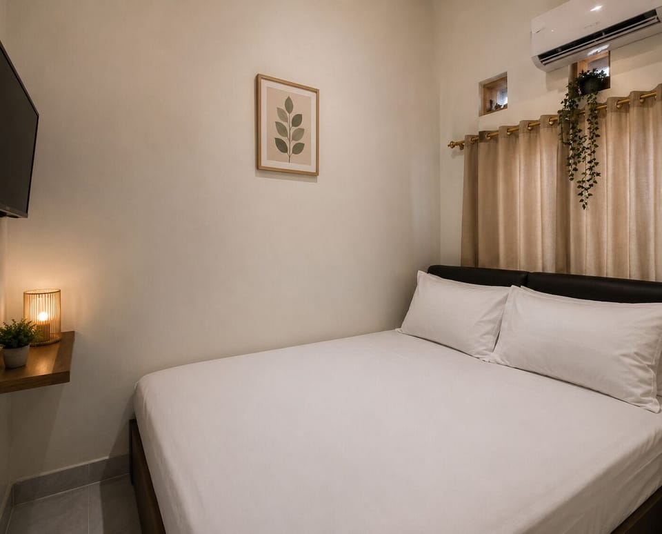 Basic Double Room | Desk, laptop workspace