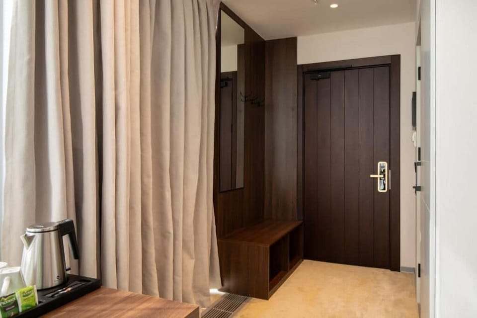 In-room safe, blackout drapes, soundproofing