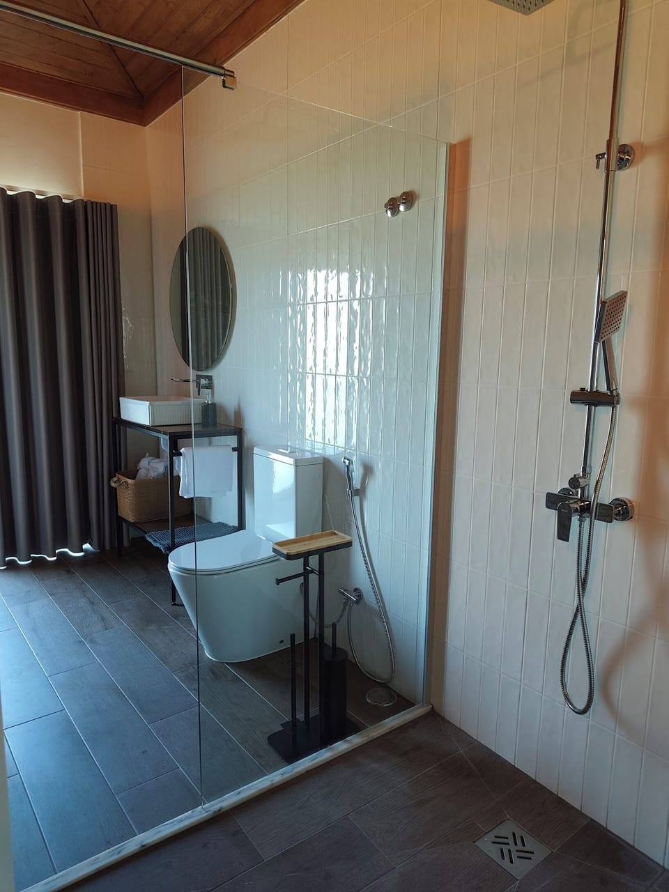 Deluxe Double Room, Garden View | Bathroom | Shower, hair dryer, towels