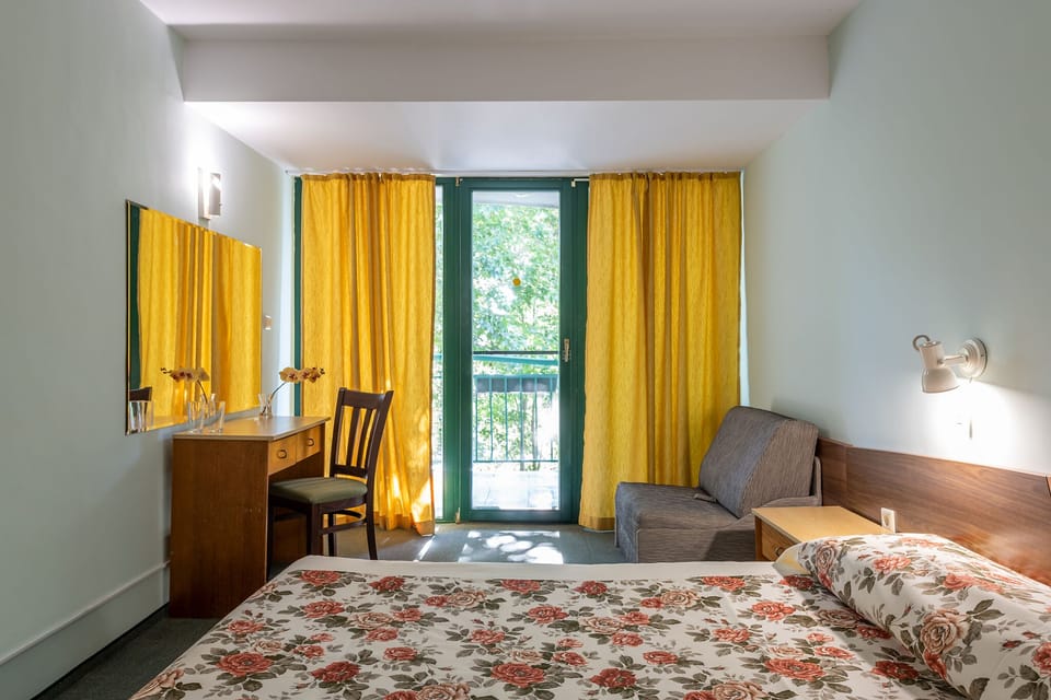 In-room safe, desk, cribs/infant beds