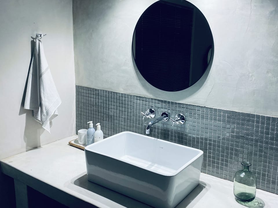Luxury Studio Suite, Garden View | Bathroom | Shower, hair dryer, towels, soap