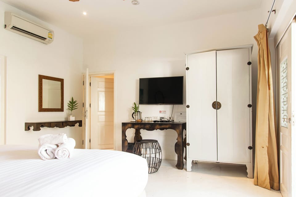 Garden View | Minibar, in-room safe, desk, blackout drapes
