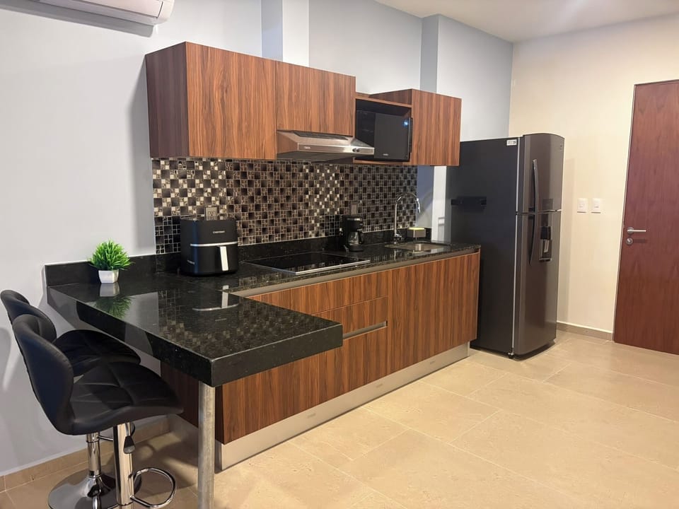 Full-size fridge, microwave, stovetop, cookware/dishes/utensils