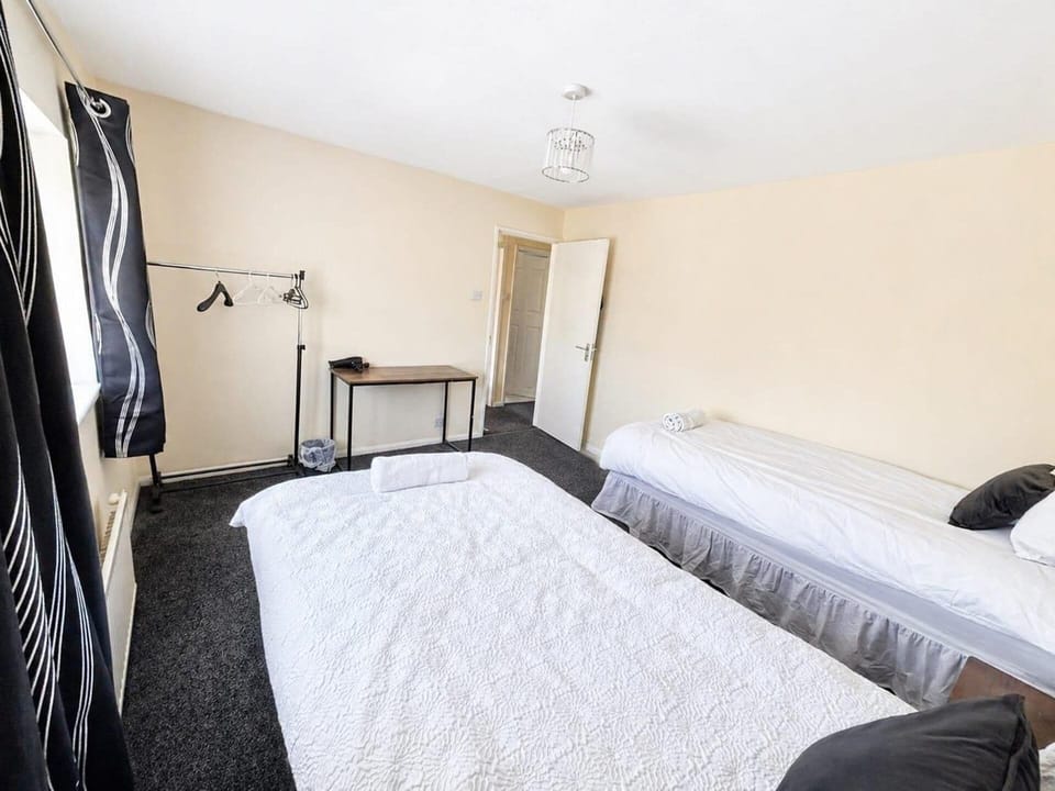 4 bedrooms, WiFi (free), bed sheets