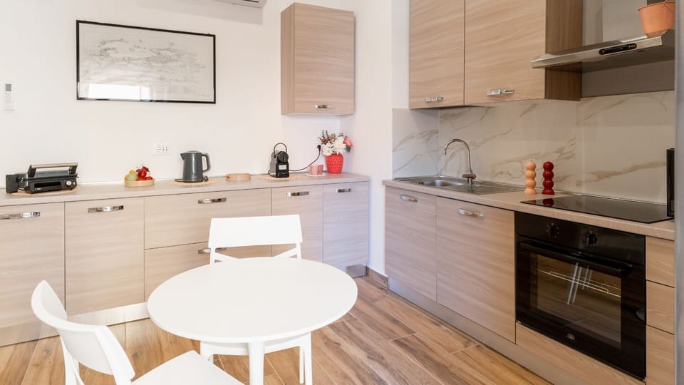 Full-size fridge, microwave, oven, dishwasher