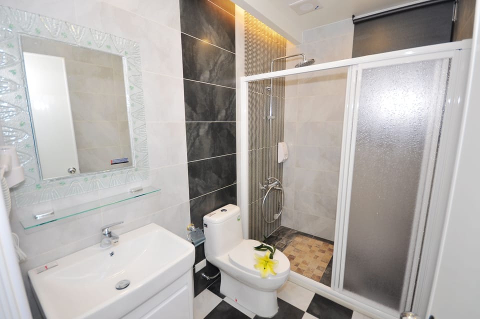 Shower, rainfall showerhead, free toiletries, hair dryer