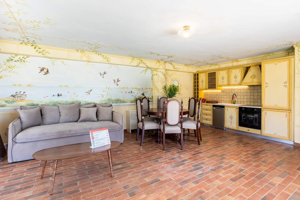 House | 6 bedrooms, high-speed internet