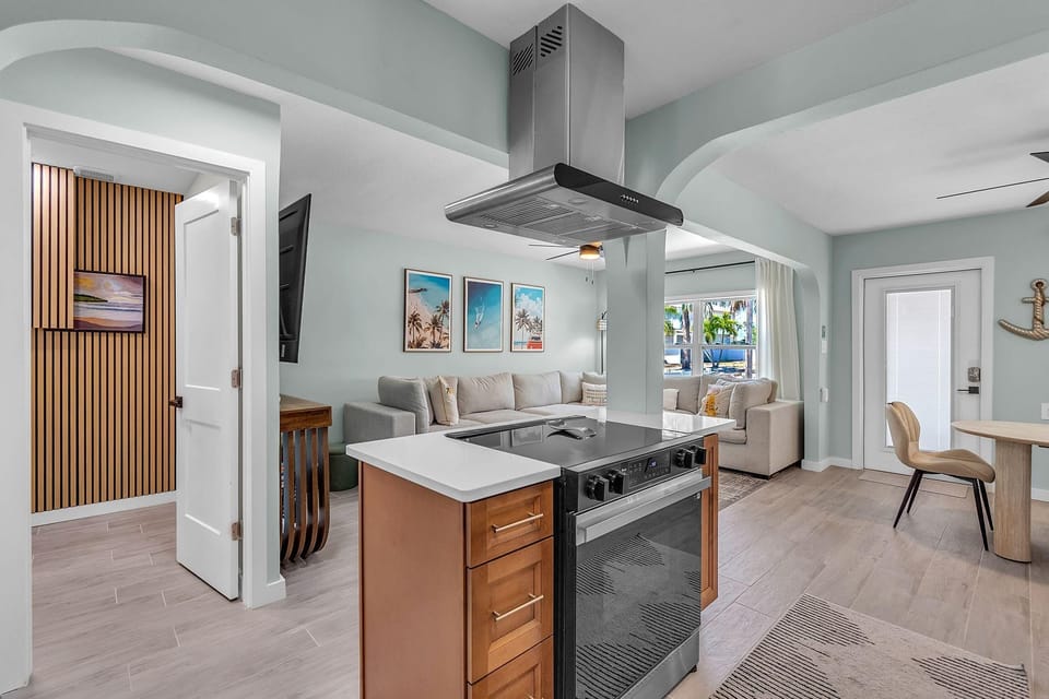 House, Multiple Beds (Sunsets and Sand Beach Getaway) | Private kitchen