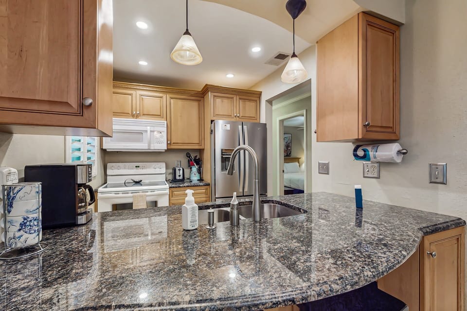 House (2 Bedrooms) | Private kitchen | Fridge, microwave, oven, stovetop