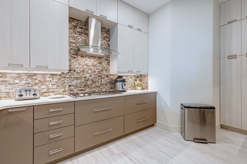 Apartment (4 Bedrooms) | Private kitchen | Fridge, microwave, oven, stovetop
