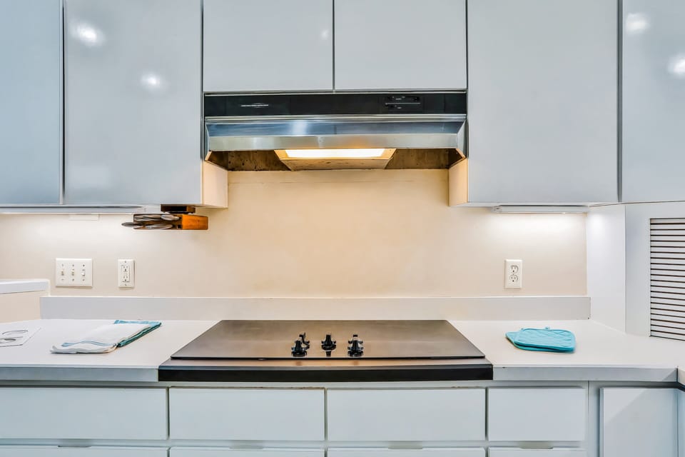 House (4 Bedrooms) | Private kitchen | Fridge, microwave, oven, stovetop