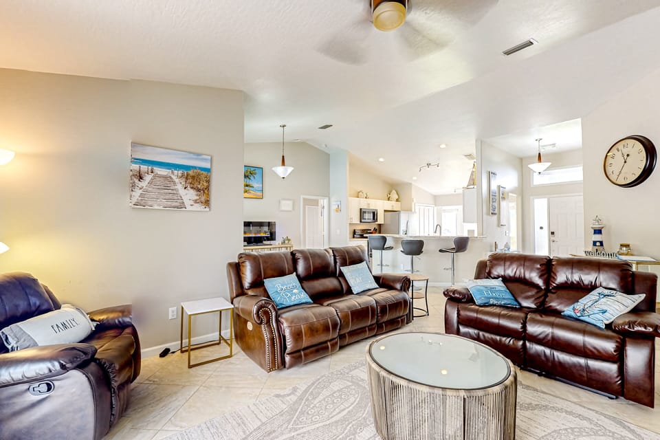 House (3 Bedrooms) | Living area | 45-inch TV with digital channels