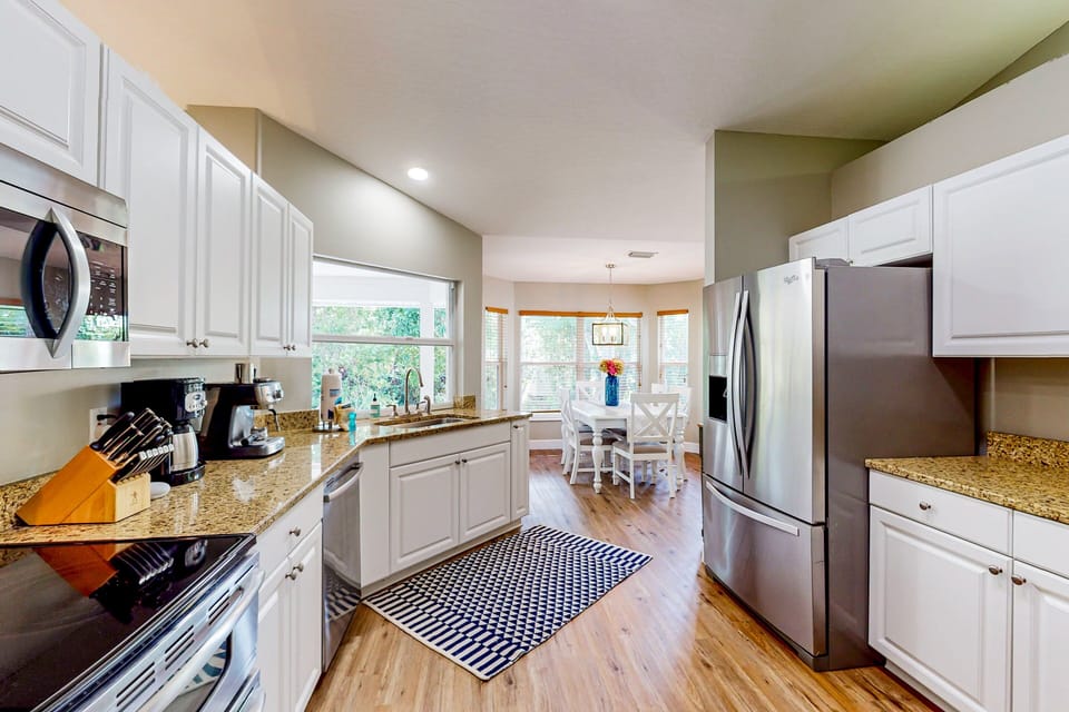 House (3 Bedrooms) | Private kitchen | Fridge, microwave, oven, stovetop