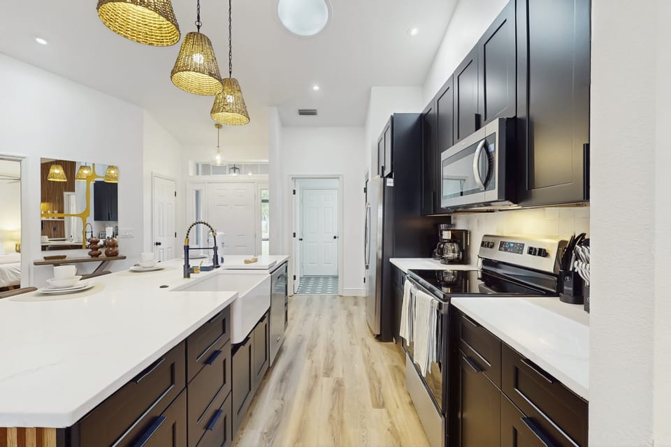 House (4 Bedrooms) | Private kitchen | Fridge, microwave, oven, stovetop