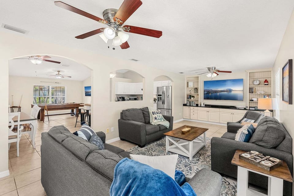 House (3 Bedrooms) | Living area | 45-inch Smart TV with digital channels