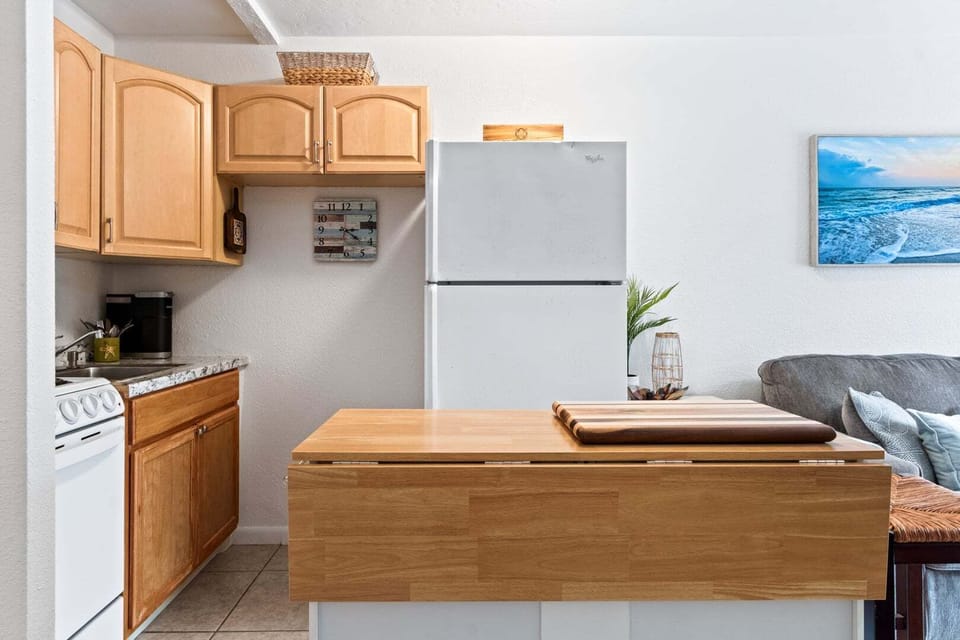 Apartment (1 Bedroom) | Private kitchen | Fridge, microwave, oven, stovetop