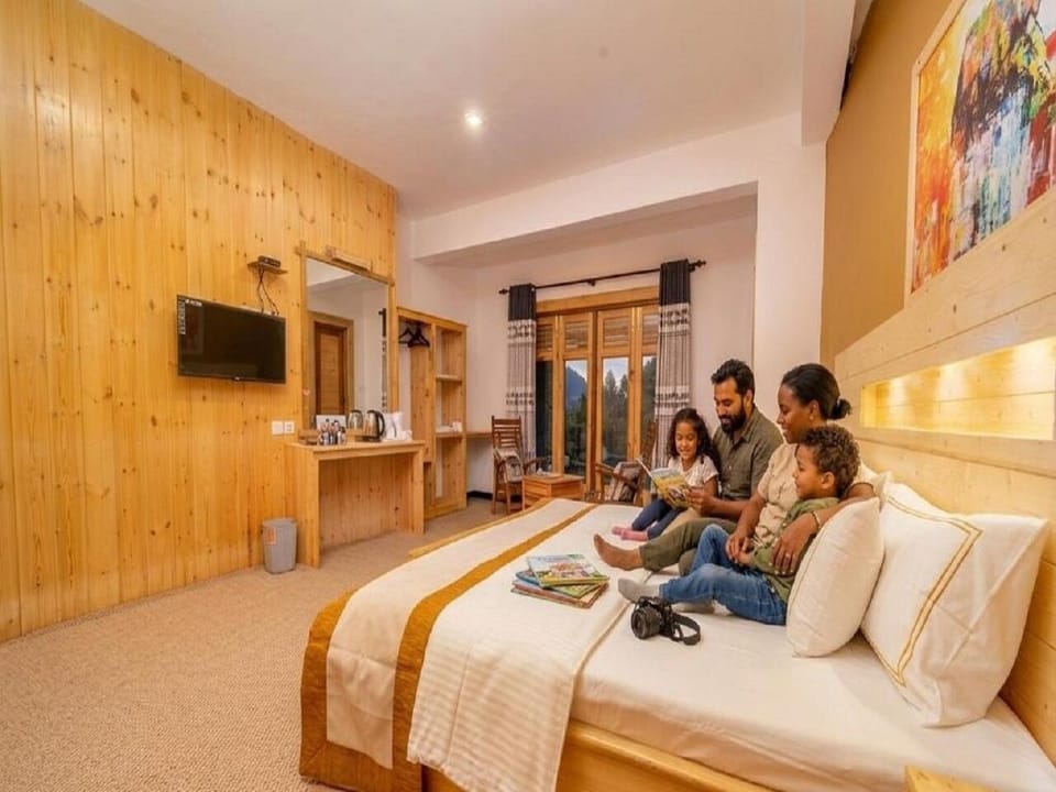 Deluxe Double Room, Mountain View | Laptop workspace, free WiFi