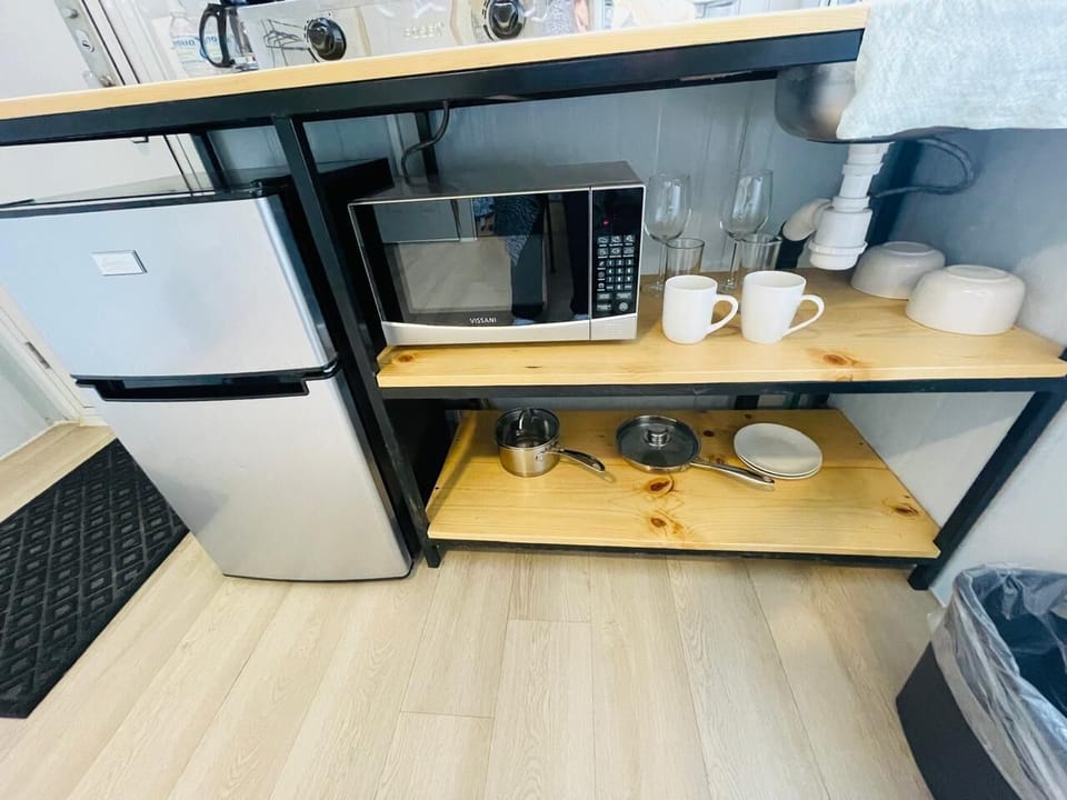 Studio, 1 Double Bed, Non Smoking, Private Bathroom | Private kitchen | Mini-fridge, microwave, stovetop, cookware/dishes/utensils