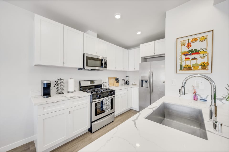 Full-size fridge, microwave, oven, stovetop