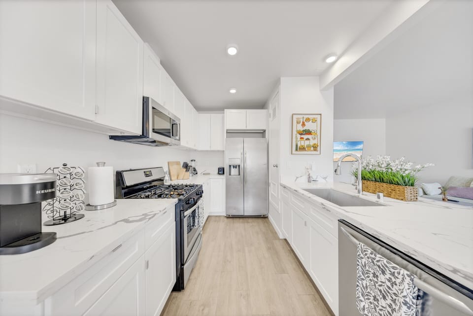 Full-size fridge, microwave, oven, stovetop