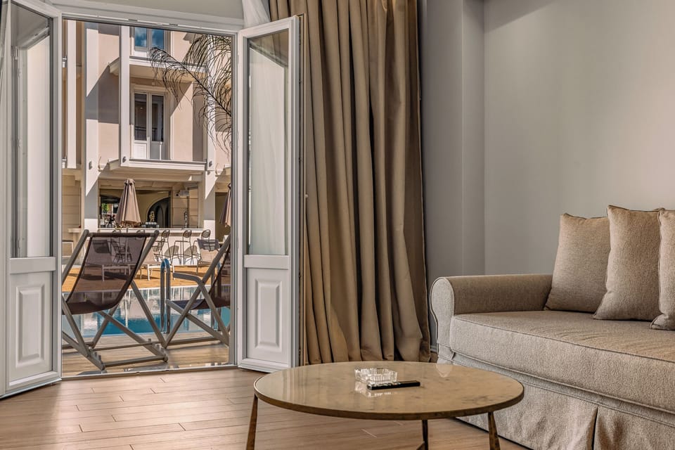Deluxe Suite, Pool Access | Living area