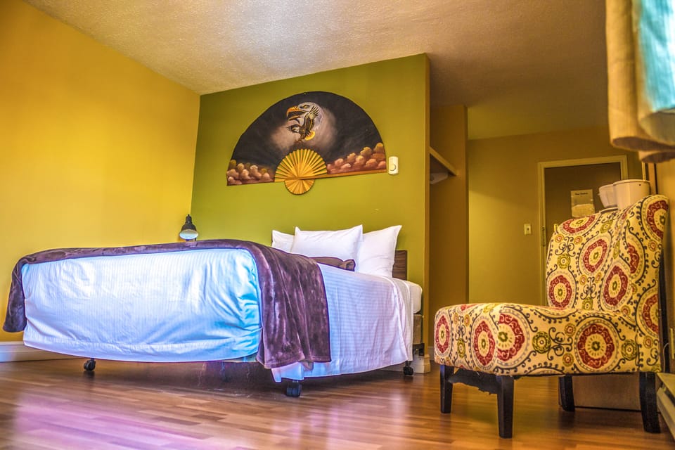 Room, 1 Queen Bed | Desk, iron/ironing board, free cribs/infant beds, free rollaway beds