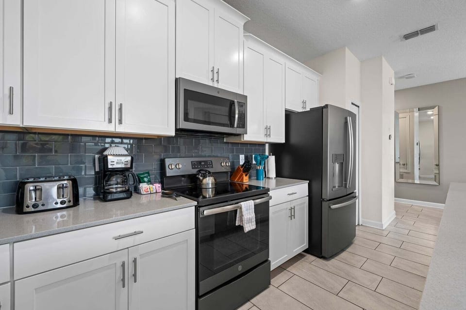 House, Multiple Beds, Pool Access, Pool View (STL122-4985-4-GP) | Private kitchen
