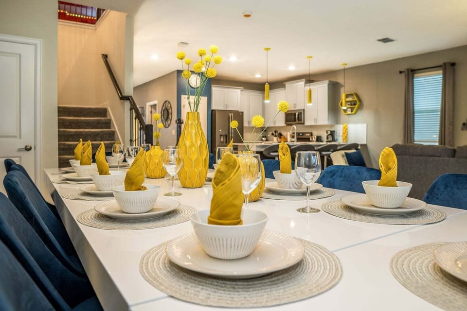 House, Multiple Beds, Pool Access, Pool View (STL102-4583-8-GP) | Dining